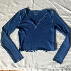 American Eagle, long sleeve Henley cropped t shirt, w/“lettuce” trim